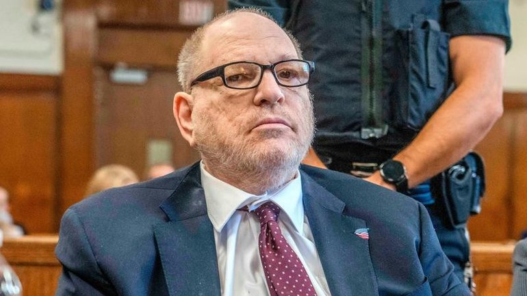 Harvey Weinstein should be acquitted of historic rape charges against him, his lawyers told a jury.