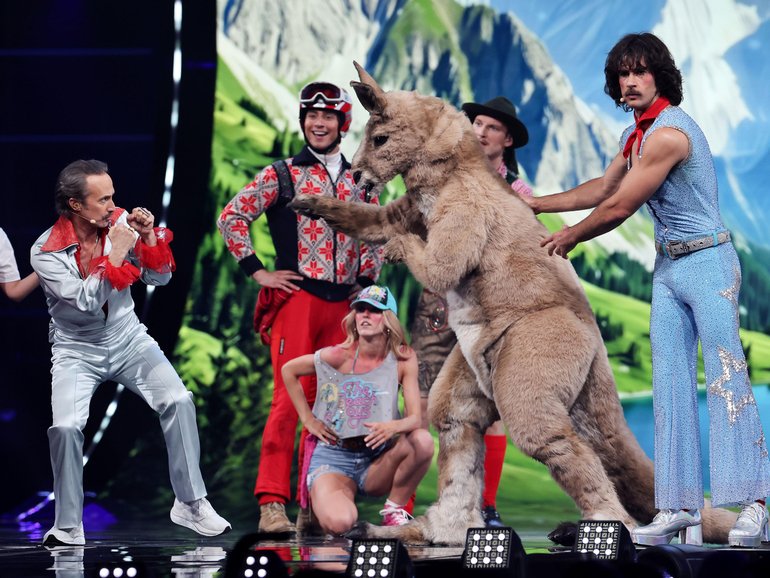 Go-Jo (r) and presenter Michael Ostrowski (l) at the first semi-final of the 70th Eurovision Song Contest on the stage of the Stadthalle in Vienna.