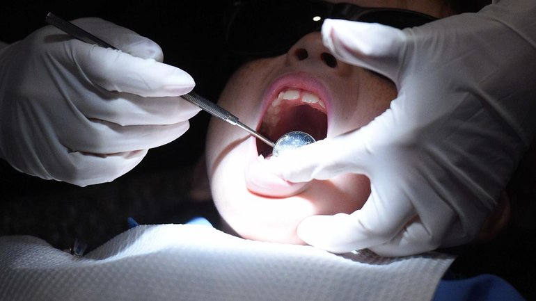 Patients of a former Sydney dentist are being urged to test for hepatitis B and C and HIV. (Mick Tsikas/AAP PHOTOS)