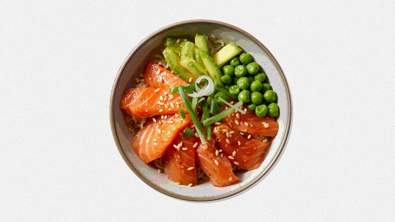 Sashimi and sushi delivers complete protein, omega‑3 fatty acids and minimal processing. 