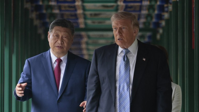 US President Donald Trump and Chinese President Xi Jinping tour Zhongnanhai Garden.