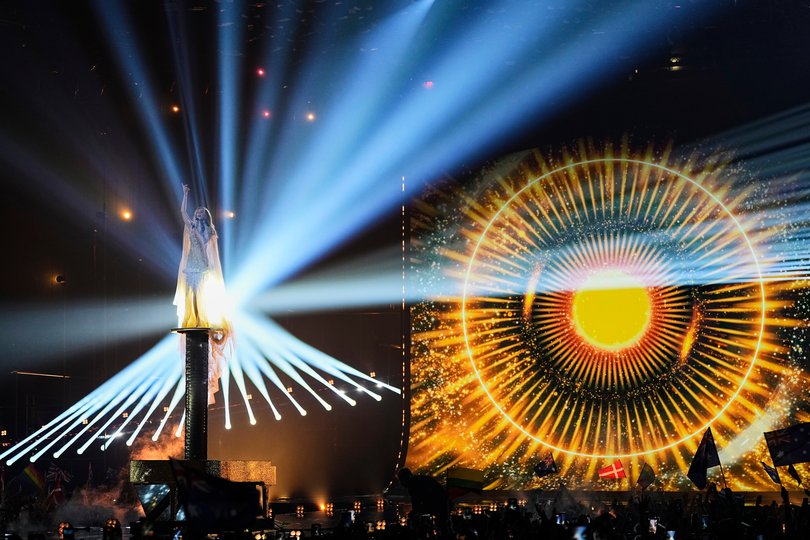 Delta Goodrem was suspended into the air using Beyonce’s lift. 