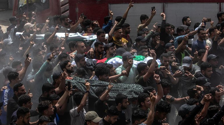 A joint ?funeral has been held in Gaza City for Izz al-Din al-Haddad, his wife and their daughter. (EPA PHOTO)
