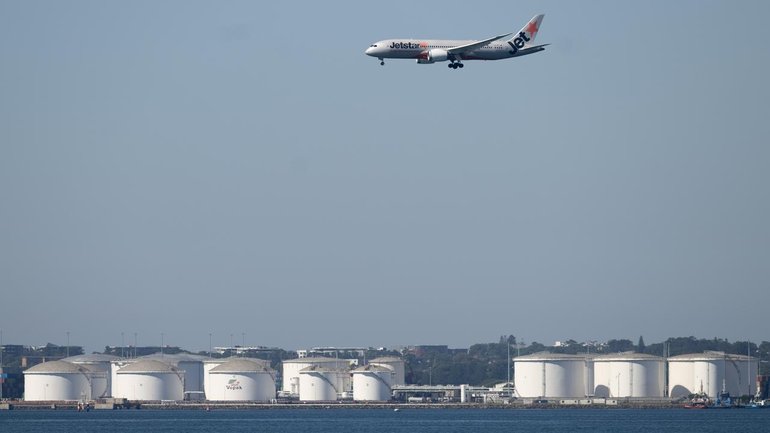 About 100 million litres of jet fuel will begin arriving in Australia from the beginning of June. (Lukas Coch/AAP PHOTOS)