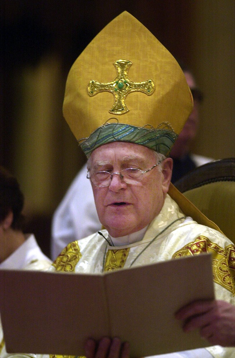 Brisbane, June 24,2001. Brisbane Archbishop Peter Hollingworth, conducts his last service at St Johns Cathedral today before taking on his new position of the Govenor General of Australia on July 1st. (AAP Image/Dave Hunt) NO ARCHIVING