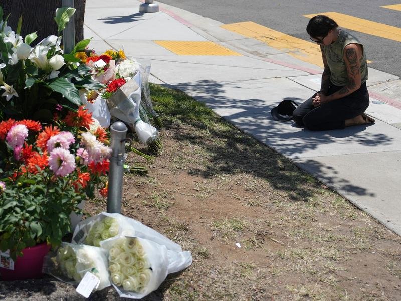 A security guard has been praised for his bravery during a deadly shooting at a US mosque.