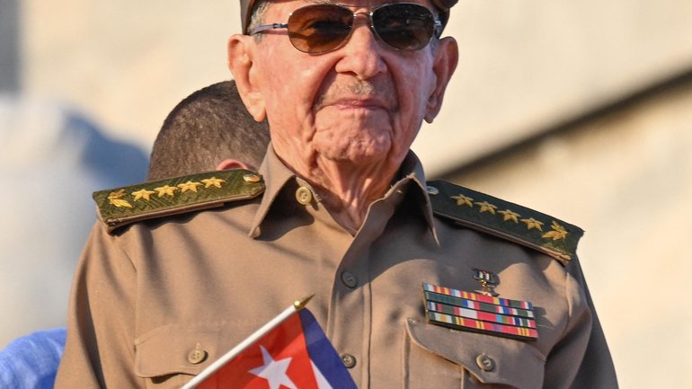 Cuba's former President Raul Castro holds a Cuban national flag during the commemoration of May Day (Labour Day), marking International Workers' Day, at Havana's Revolution Square on May 1, 2025. (Photo by YAMIL LAGE / AFP) YAMIL LAGE