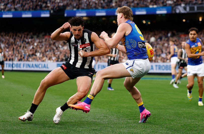 Scott Pendlebury and Harley Reid compete for the ball.