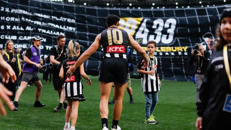 Golden surprise as Pendlebury breaks AFL games record Golden surprise as Pendlebury breaks AFL games record