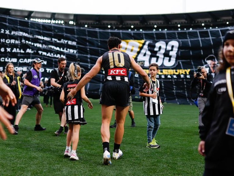Scott Pendlebury walked out on to the MCG for his milestone match with his children Darcy and Jax. (Dylan Burns/AAP PHOTOS)