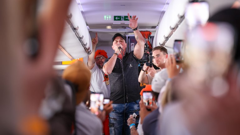 Shannon Noll performs at 30,000 feet.