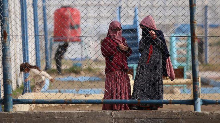 A group of so-called "ISIS brides" left the Al-Roj refugee camp in Syria on Thursday. (AP PHOTO)