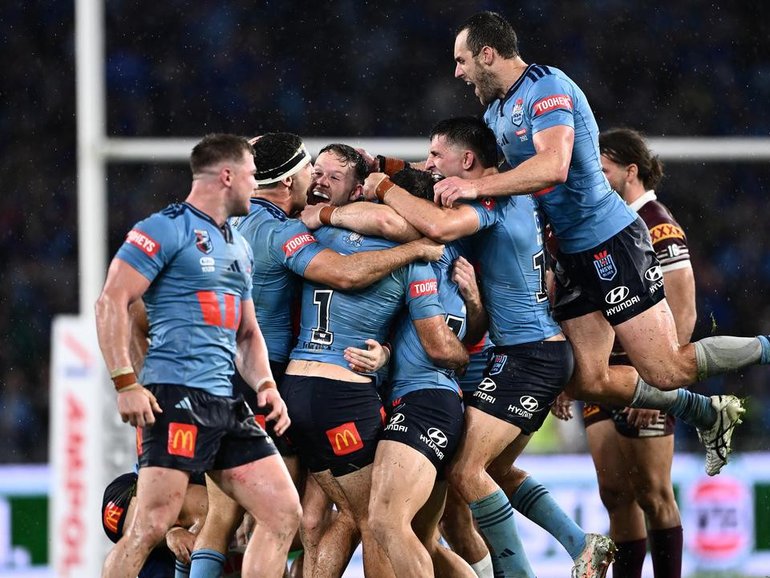 NSW celebrate their come-from-behind win over Queensland in Game 1 of State of Origin. (Dan Himbrechts/AAP PHOTOS)