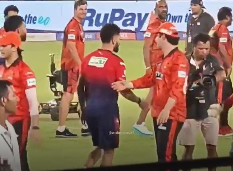 Virat Kohli avoids a handshake with Travis Head during the IPL 