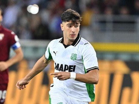 Cristian Volpato (left) will sensationally link up with the Socceroos ahead of the World Cup. (EPA PHOTO)