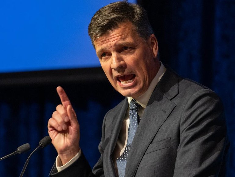Angus Taylor says the Liberals are the only party capable of defeating a "rotten Labor government". (Jay Kogler/AAP PHOTOS)
