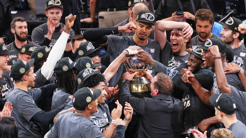 Victor Wembanyama (c) celebrates San Antonio's Western Conference title with his teammates. (AP PHOTO)