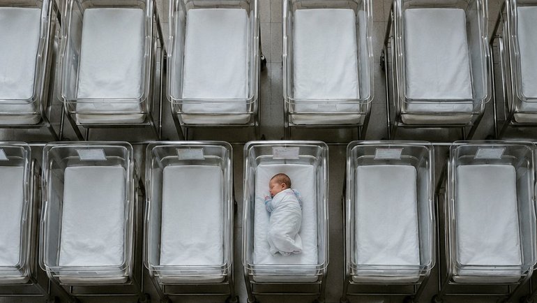 Our population surpassed 28 million today, but experts warn housing stress and economic uncertainty are causing Australians to ‘lose hope’ in the future and contributing to record-low birth rates.