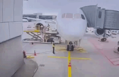 Several staff members have been injured when the nose gear of a Boeing 787 jetliner unexpectedly collapsed at a gate at Frankfurt airport, its operator Lufthansa says.