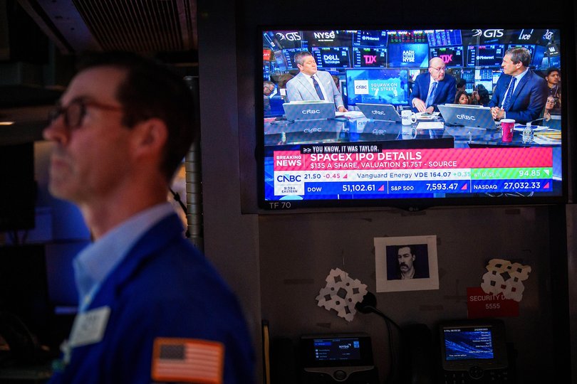 A television broadcasts SpaceX IPO news on the floor of the New York Stock Exchange.