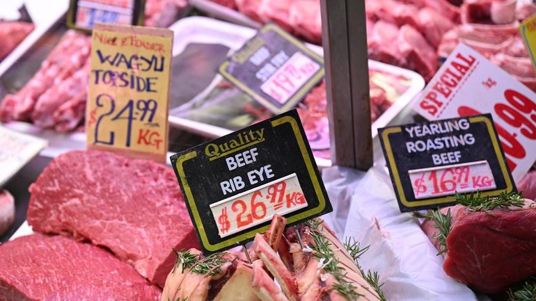Rising prices may prompt some Australians to opt for cheaper cuts of meat, an expert says. (James Ross/AAP PHOTOS)