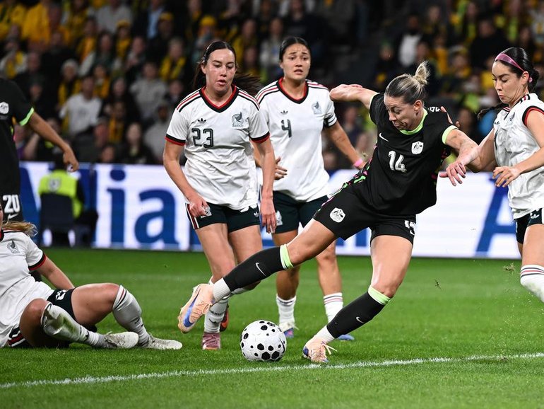 Australia's Alanna Kennedy swivels before scoring against Mexico in the friendly in Sydney. (Dan Himbrechts/AAP PHOTOS)