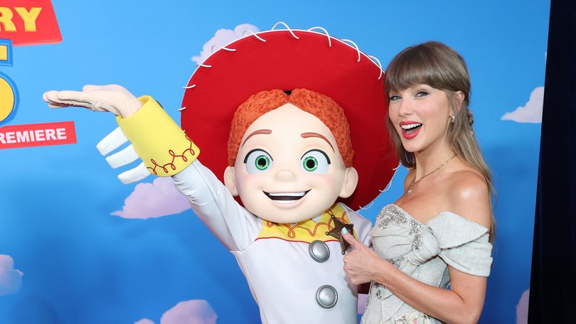Taylor Swift has excited fans after a bunch of surprises at the Toy Story 5 premiere.