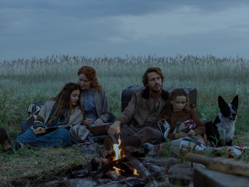 Little House on the Prairie. (L to R) Skywalker Hughes as Mary Ingalls, Crosby Fitzgerald as Caroline Ingalls, Luke Bracey as Charles Ingalls, Alice Halsey as Laura Ingalls.