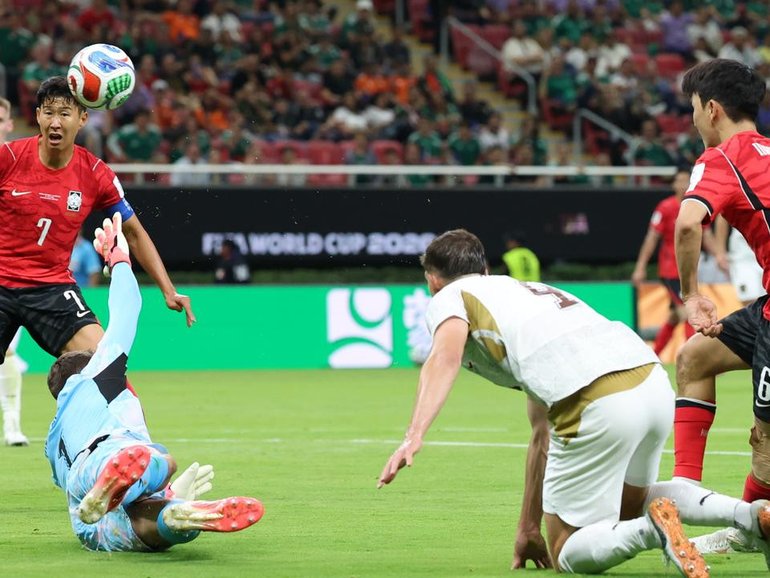South Korea's Hwang In-beom (right) scored a goal and set up the match-winner.  (EPA PHOTO)