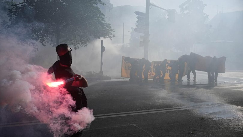 An estimated 20,000 people have rallied in Geneva ahead of G7 summit talks.