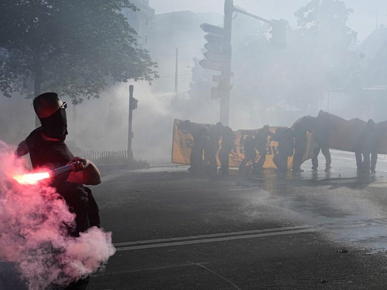 An estimated 20,000 people have rallied in Geneva ahead of G7 summit talks. 
