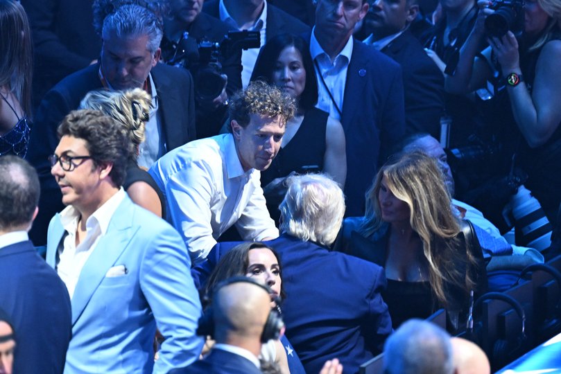 Mark Zuckerberg, center left, Meta’s chief executive, speaks with President Donald Trump and first lady Melania Trump.