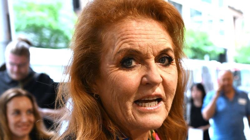 Sarah Ferguson’s decision to skip the wedding of her beloved “golden niece” has left friends stunned, with royal insiders questioning why the former Duchess of York missed a celebration that should have been a priority for her.