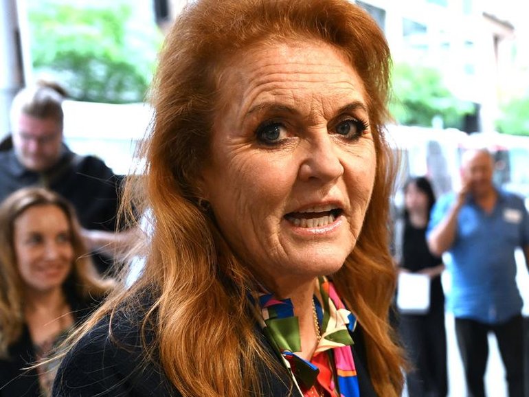 Sarah Ferguson’s decision to skip the wedding of her beloved “golden niece” has left friends stunned, with royal insiders questioning why the former Duchess of York missed a celebration that should have been a priority for her. 