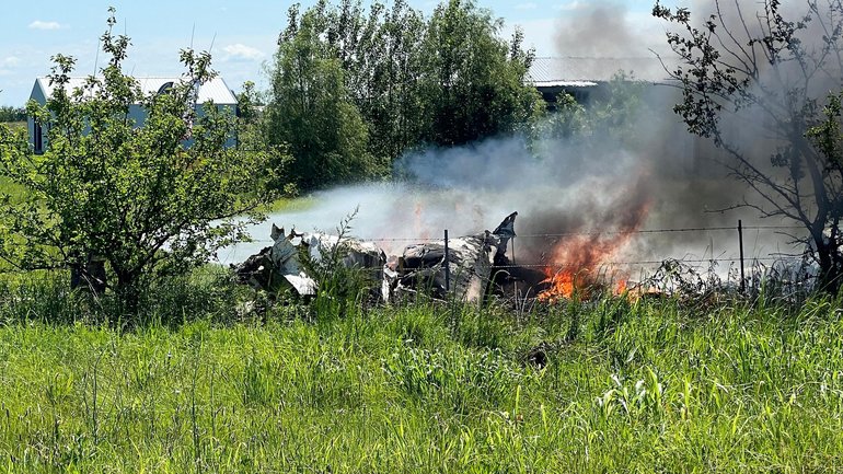 The wreckage of a plane crash burns in a field in Butler.