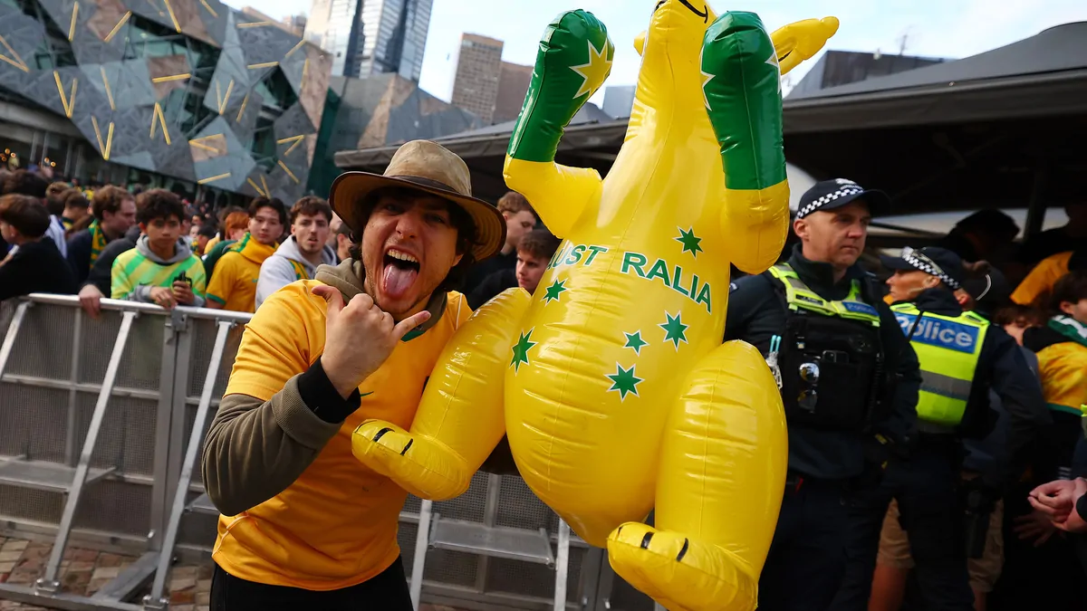 Socceroos FIFA World Cup fever grips Australia as Reddit users plan annual leave and pub sessions