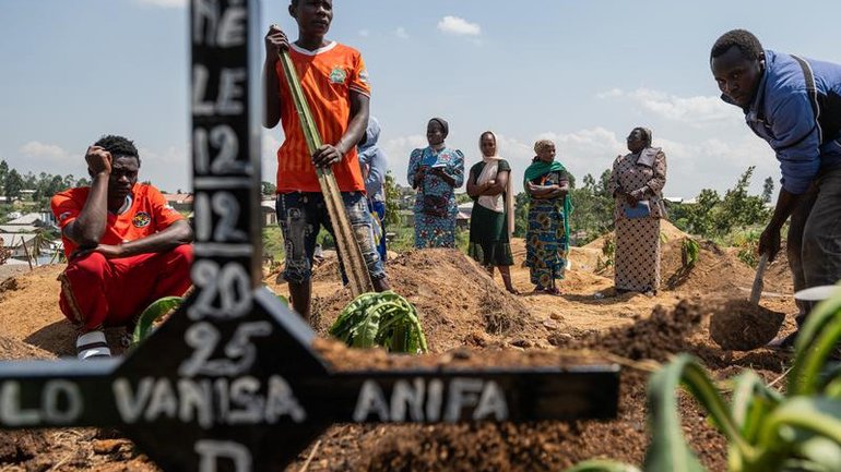 There have been at least 30 deaths at a displacement camp in north-eastern Congo. 