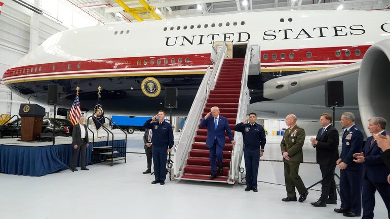 US President Donald Trump has unveiled the newly designated Air Force One presidential aircraft. 