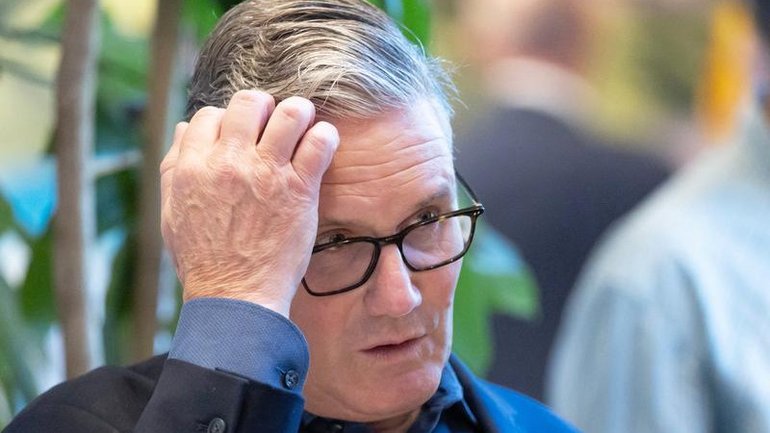 Keir Starmer is about to throw in the towel and quit the top job, a report says. 