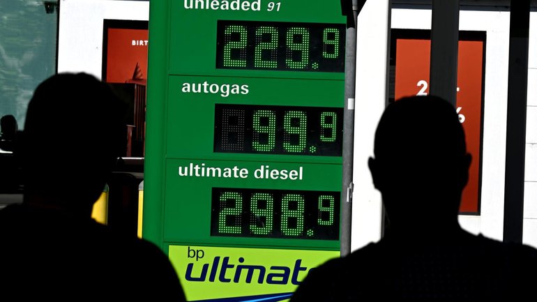 The prospect of the Iranian regime charging oil ship a toll through the Strait of Hormuz still weighs heavy on global fuel markets despite bowser prices falling in Australia. 