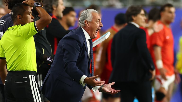 SANTA CLARA, CALIFORNIA - JUNE 19: Gustavo Alfaro, Head Coach of Paraguay, reacts during the FIFA World Cup 2026 Group D match between Türkiye and Paraguay at San Francisco Bay Area Stadium on June 19, 2026 in Santa Clara, California. (Photo by Dean Mouhtaropoulos/Getty Images)