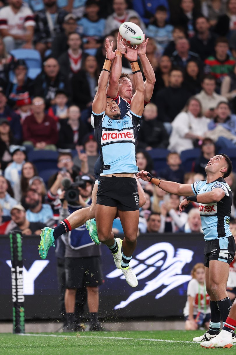 Mark Nawaqanitawase and Ronaldo Mulitalo compete for a high ball on Saturday.
