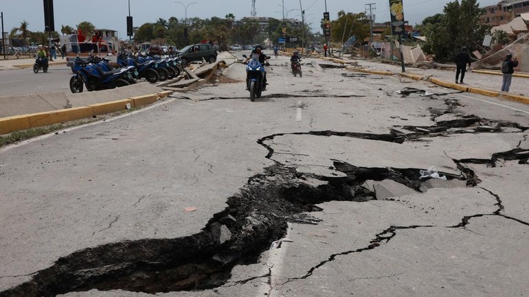The destruction caused by two earthquakes in Venezuela has brought vows of help around the globe. 