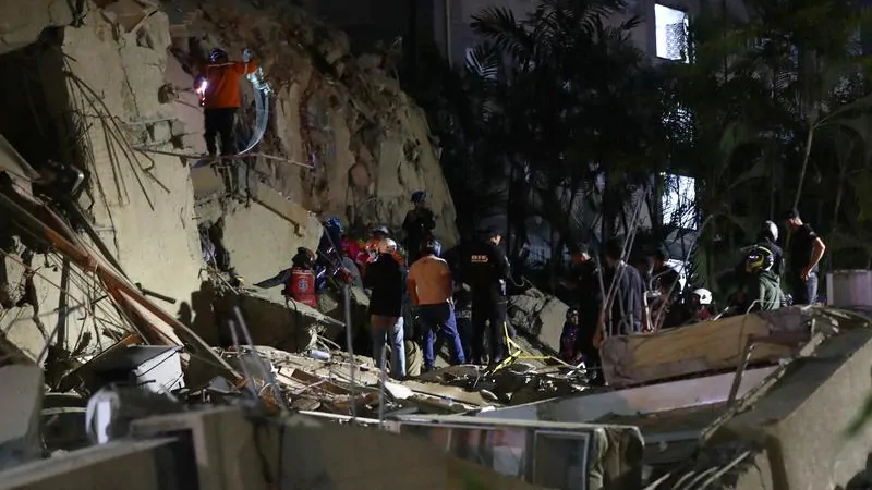 Race to save hundreds trapped in earthquake rubble