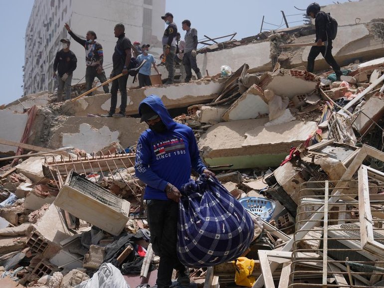 The number of people killed in two Venezuelan earthquakes has risen to at least 920. 