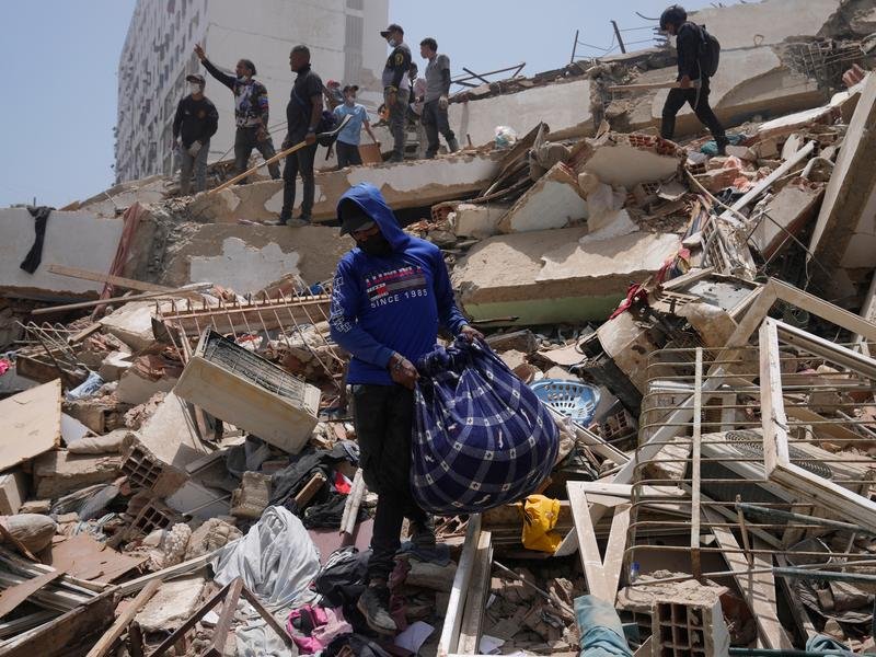 The number of people killed in two Venezuelan earthquakes has risen to at least 920. (AP PHOTO)
