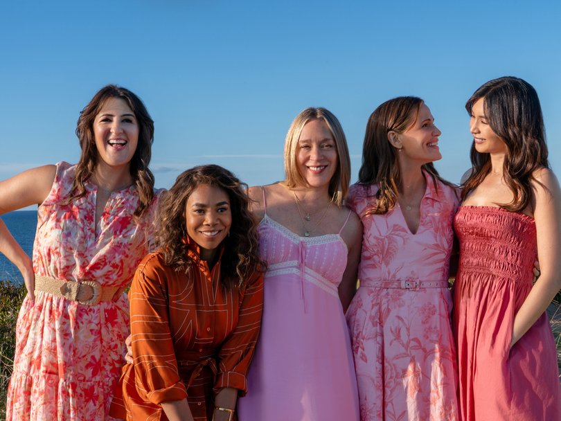 The Five-Star Weekend stars (L-R) D’Arcy Carden as Brooke, Regina Hall as Dru-Ann, Chloe Sevigny as Tatum, Jennifer Garner as Hollis and Gemma Chan as Gigi.