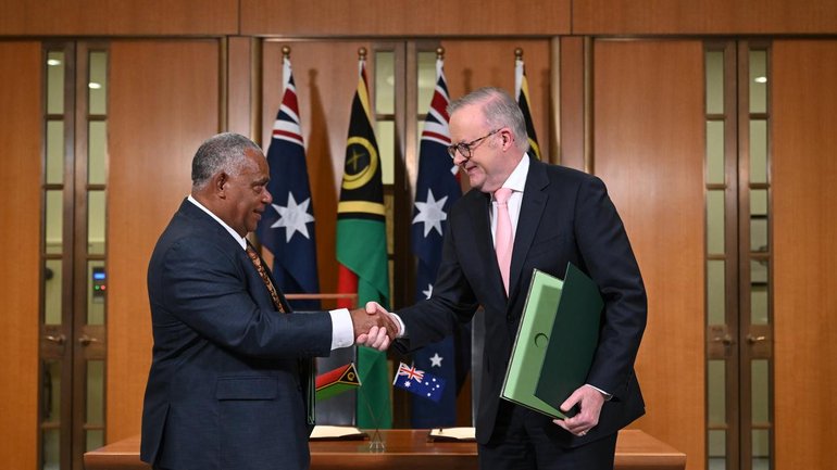 Prime Minister Anthony Albanese and his Vanuatu counterpart have signed the Nakamal agreement. (Lukas Coch/AAP PHOTOS)