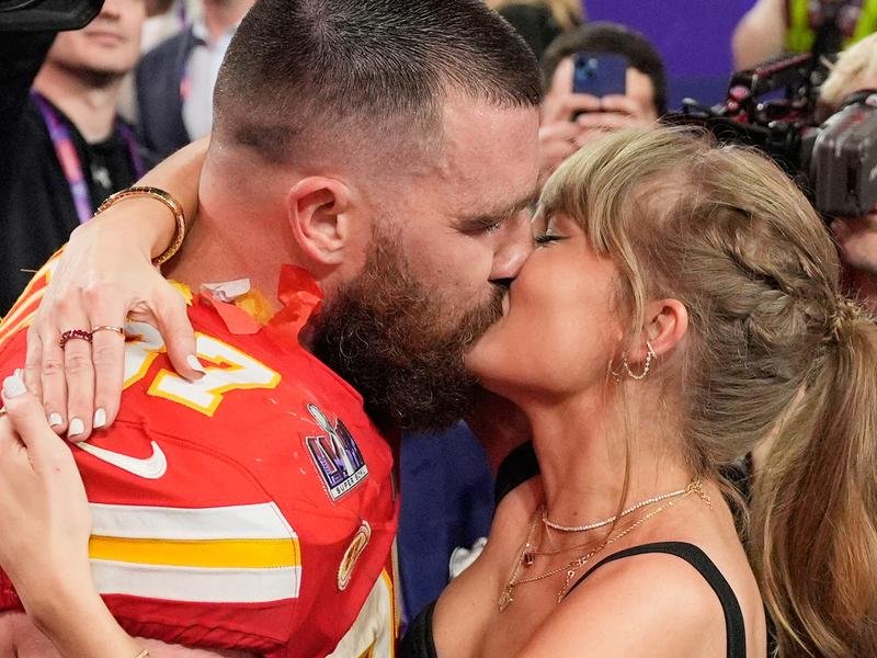 Travis Kelce and Taylor Swift. (AP PHOTO)