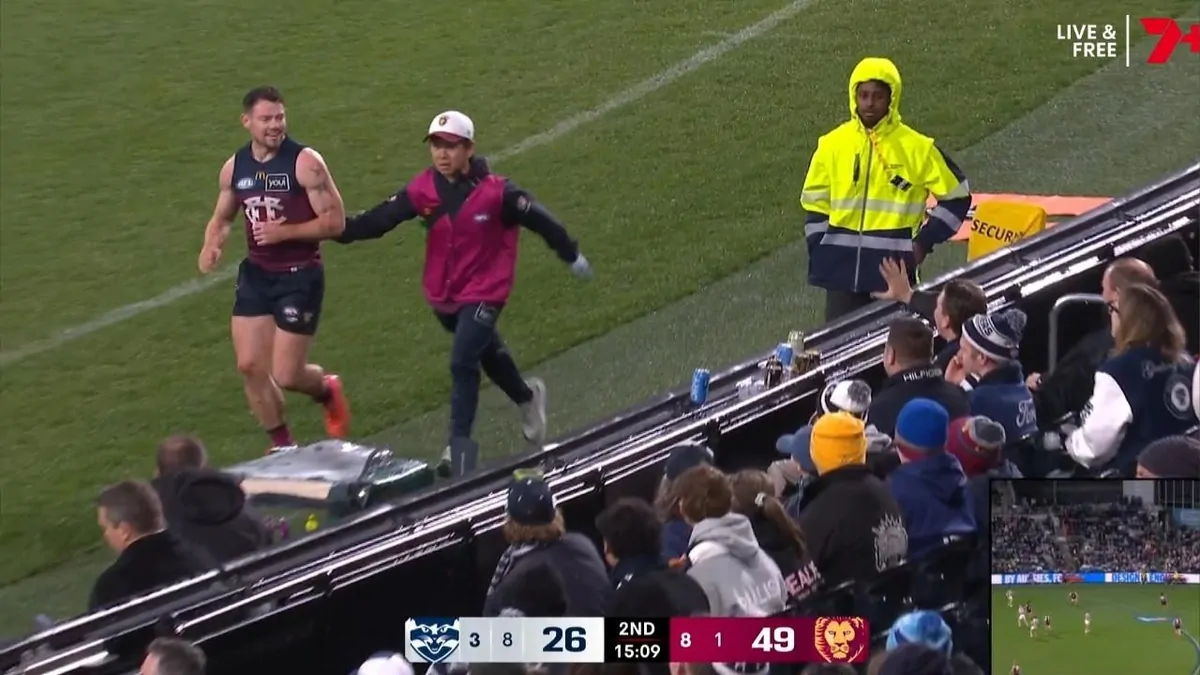 Doctor intervenes after Lachie Neale cops ‘advice from the locals’ on his way to concussion test Doctor intervenes after Lachie Neale cops ‘advice from the locals’ on his way to concussion test